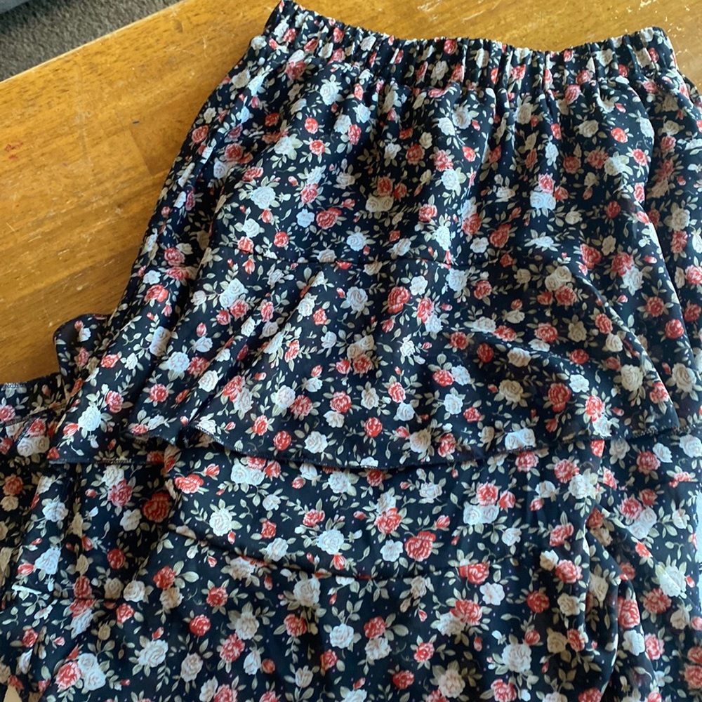 Pretty floral layered ankle skirt.  Unk on size but measurements in pictures.